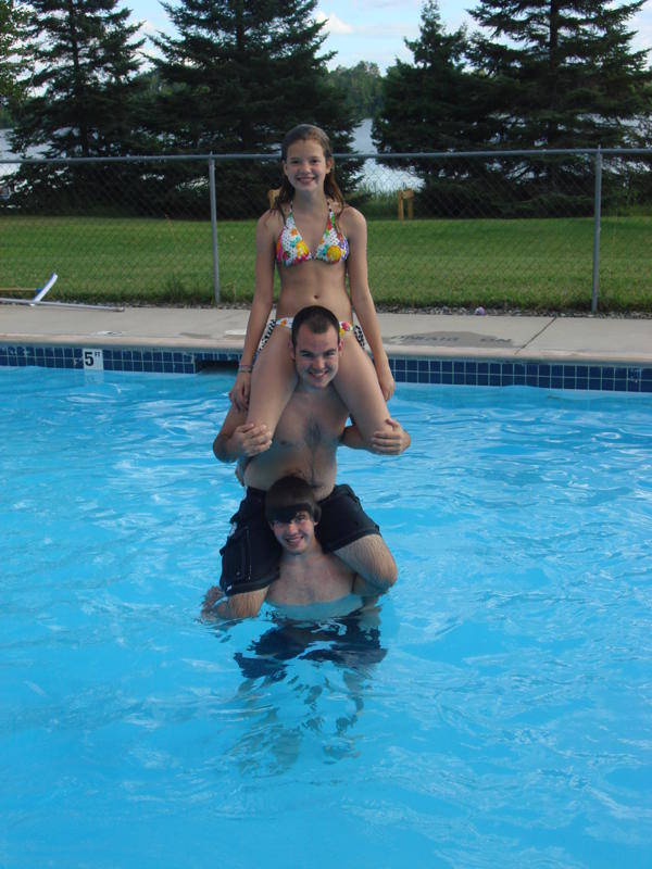 Family in Everett Bay Lodge pool