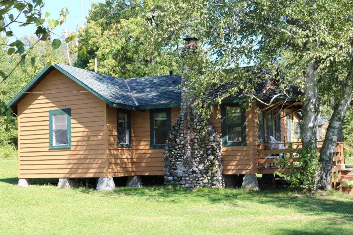 Everett Bay Lodge Lakefront cabin