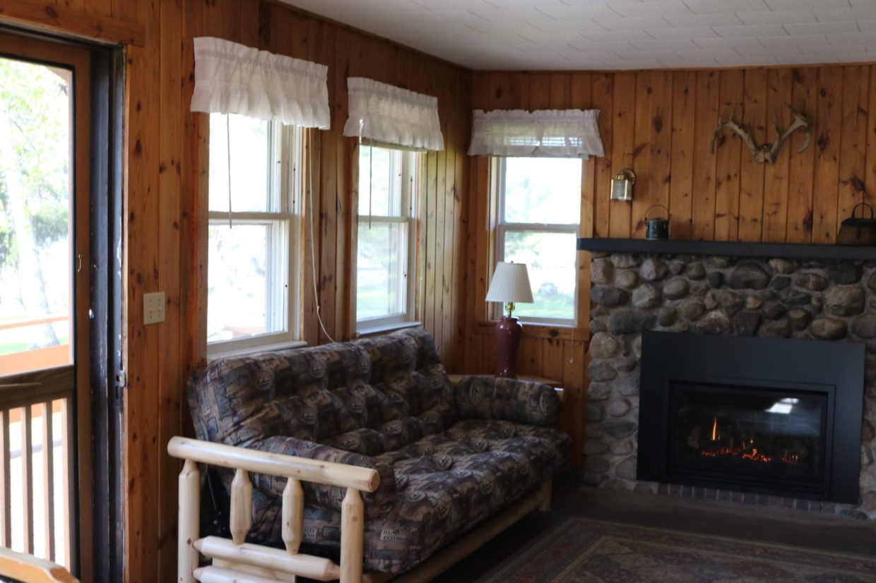 Lake Vermilion cabin with fireplace